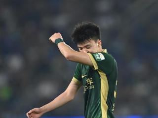 遭广州球员铲伤，伤人者险遭网暴，王钰栋赛后回应，可出战18强赛