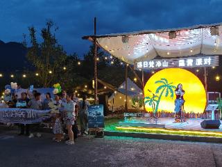 【上天入地 酷玩贵州】枕星河入梦 开着房车去梵净山下露营