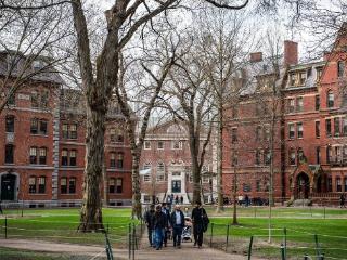 美国政府暂停哈佛大学招收国际学生资格