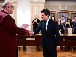 罗马尼亚宪法法院确认达恩当选新总统