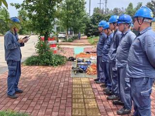 贺州供电局成功实施带电作业消除重大隐患