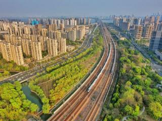 长三角铁路端午小长假预计发送旅客1700万人次，较去年同期增6.8%