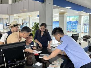 民警为游客办理临时驾驶证获赠锦旗致谢