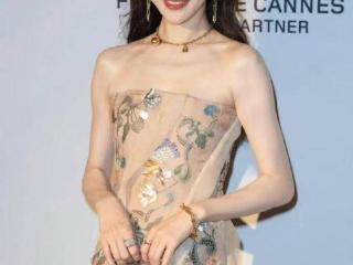 172唐嫣身材比例太出众，穿裸色抹胸裙性感又惊艳，气质不输超模