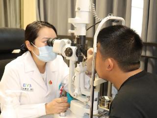 小伙欲考驾照却发现先天性白内障 医生分步手术为其实现清晰自由