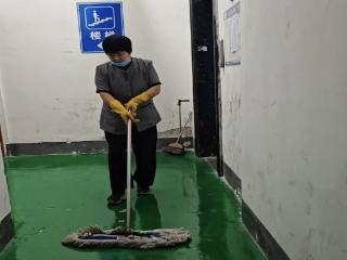 清扫地下车库 营造整洁环境