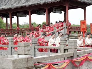 万年县举行移风易俗集体婚礼