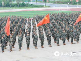 光荣时刻！武警贵州总队千余名新兵授衔
