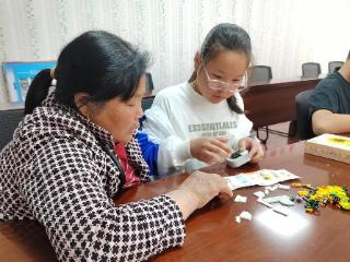 闻涛苑社区开展“乐筑绿意，分花拾趣”垃圾分类活动
