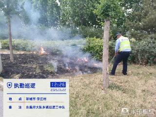 执勤途中遇火情 交警化身“救火卫士”保平安