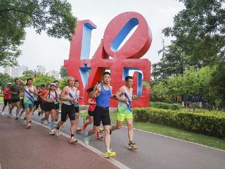 临沂：健身爱好者早起晨跑不负好时光