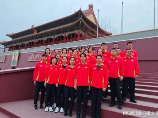 中国女排动态：看升旗仪式，健身房内苦练，陈厚羽崴脚受伤