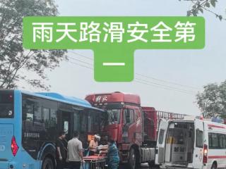 公交车与大货车迎头碰撞 河南一地公交公司回应：乘客和司机无大碍