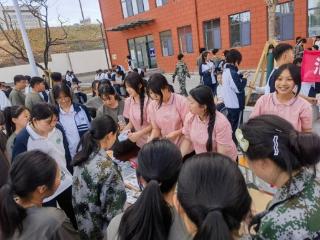淄博工贸学校商贸部举办爱心义卖主题活动