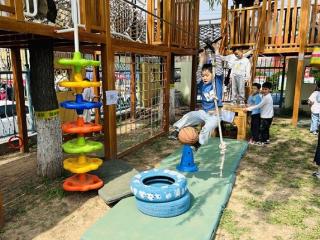 淄博市淄川区实验幼儿园开展“趣玩滑索”户外自主游戏活动