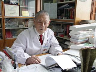 豫人为善丨向“光”而行的百岁医者 张效房当选第九届全国道德模范