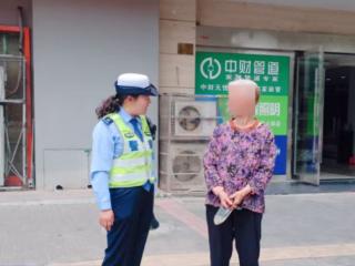 连云港市灌云县民警助阿尔茨海默病老人平安归家