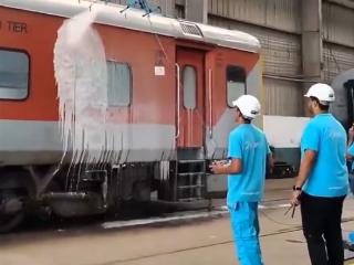 印度媒体展示无人机洗火车疑惑为何没人看 网友：见过中国的吗