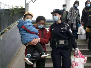 98年洪灾抱树女孩，如今成一名警察，见昔日救自己的武警热泪相拥