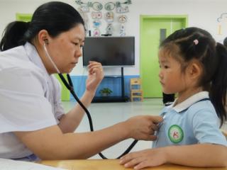 滨城区梁才街道社区卫生服务中心对300多名儿童进行免费健康查体