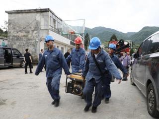 争分夺秒，点亮每一盏灯！贵州电网公司抓紧抢修大方山体滑坡受损电力设施