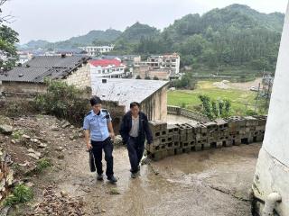 “菜警官”的温情服务：把户籍室搬到乡亲的屋檐下