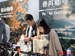 丽江玉龙雪山下 飘起咖啡香