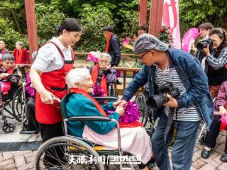 安顺市老年摄影学会开展“情暖夕阳”摄影公益活动