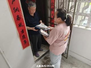 碧江区总工会为老干部开展“送学上门”活动