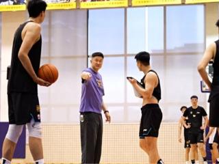 广东官宣集结！杜锋已归队执教，训练氛围轻松，王少杰+四张都在