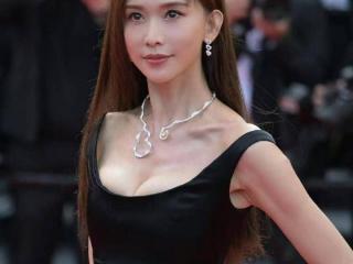 50岁林志玲亮相戛纳红毯，黑背心+半身裙尽显高级，美出了新高度