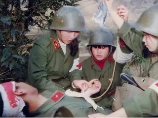 老山战场上，那个含泪亲吻濒死战士的女护士，后来怎么样了？