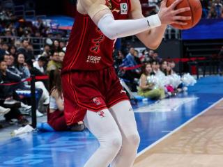 周琦：曾凡博本赛季进步很大 冲击NBA今年是一个机会