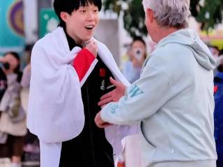 世乒赛现场：王楚钦被外国老头求合影，认出对方后惊出表情包