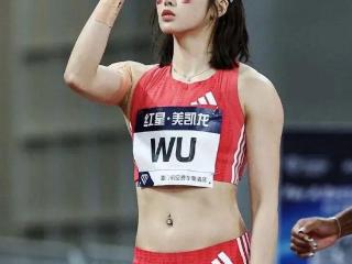 被骂惨的吴艳妮，浓妆艳抹再破女子纪录！依旧很狂