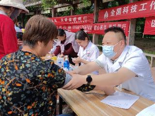 泰山区双龙社区开展“健康服务零距离 暖心义诊进社区”活动