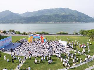 重庆云阳：500组亲子家庭欢乐开跑