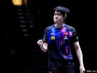 恭喜！王楚钦收获2块世乒赛奖牌，4:0大获全胜，王皓亲自坐镇场外