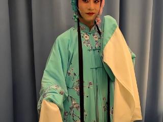京剧演员黄兆欣于家中猝逝年仅40岁，圈中多人发声悼念