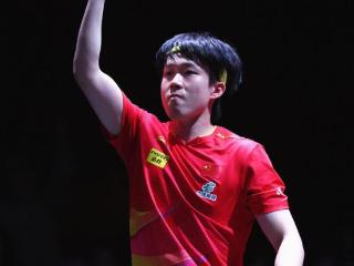 王楚钦击败莫雷加德，晋级决赛！赛后采访他竟然提到了梁靖崑