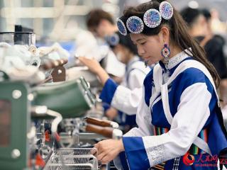 纳西东巴文化遇上咖啡艺术 拉花大师丽江竞技