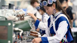 纳西东巴文化遇上咖啡艺术 拉花大师丽江竞技
