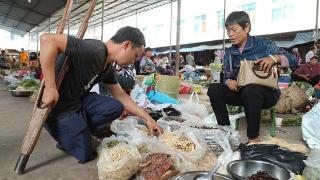 独腿小伙逆袭成电商达人 带山货“飞”出大山