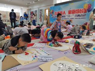 近300名儿童执笔绘山海！烟台市举办庆“六一”少儿书画活动