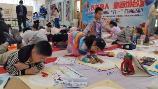 近300名儿童执笔绘山海！烟台市举办庆“六一”少儿书画活动