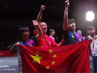 莎头世乒赛混双三连冠！赛后举国旗比划“3”，孙颖莎谦逊赞对手
