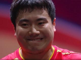 梁靖崑，虽败犹荣！狂追6个赛点输在最后一球，双膝跪地震撼动容