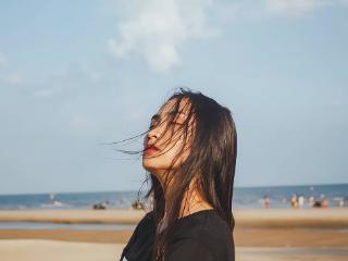 一个人和异性暧昧多了，“这两处”变化，其实很容易看出来