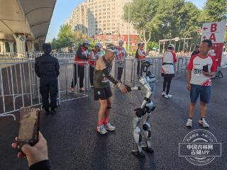 科技赋能体育！宇树机器人亮相2025一汽红旗长春马拉松