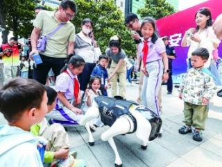 围观新“警犬”：警营机器狗
